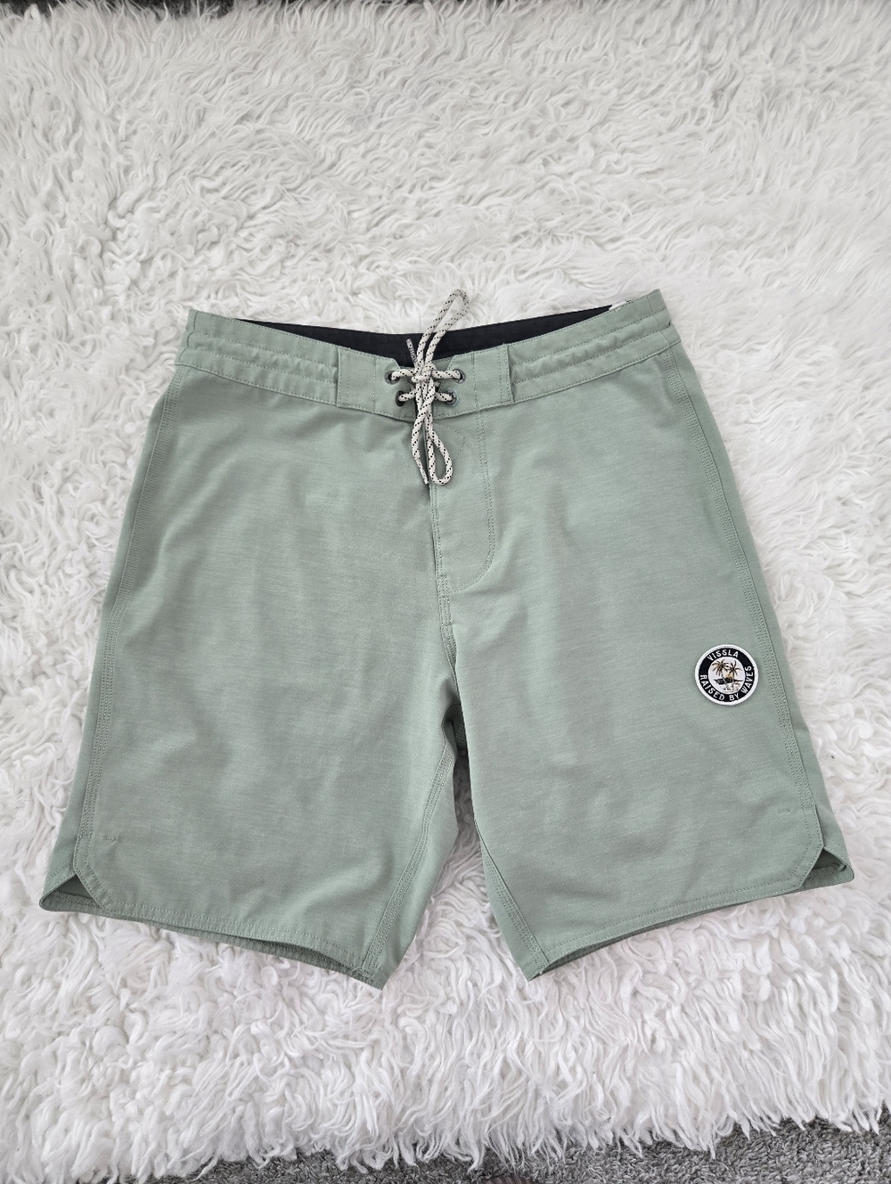 VISSLA SOLID SETS 18.5" BOARDSHORT. Size 29. Good preowned condition.
